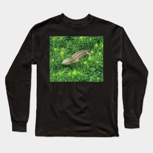 gray lizard on a green tree Long Sleeve T-Shirt